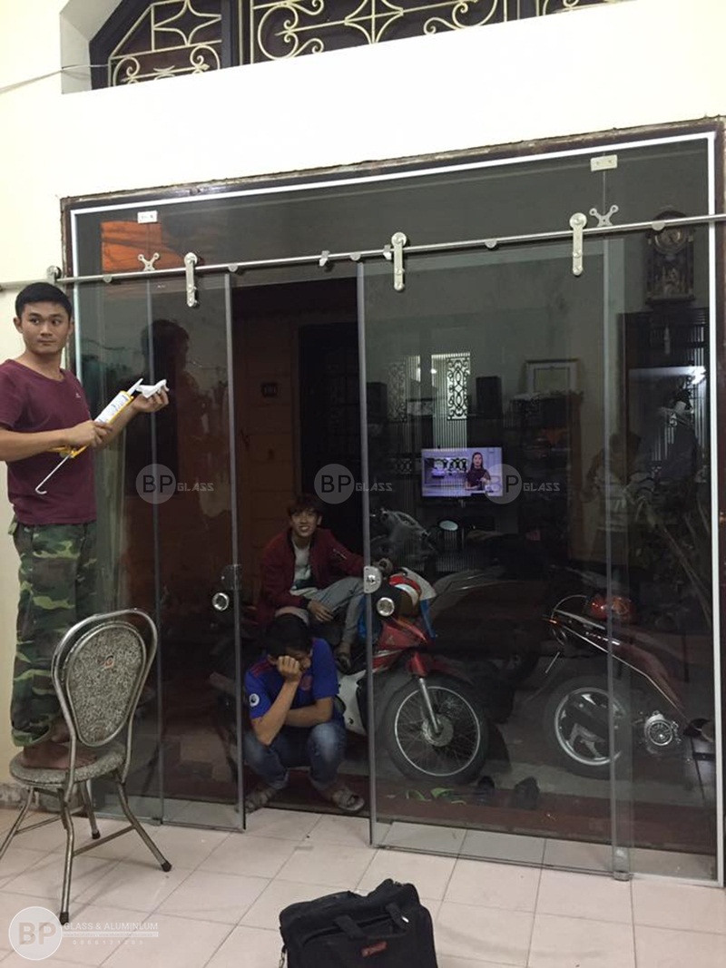Cửa kính lùa tại 40 Trần Vĩ